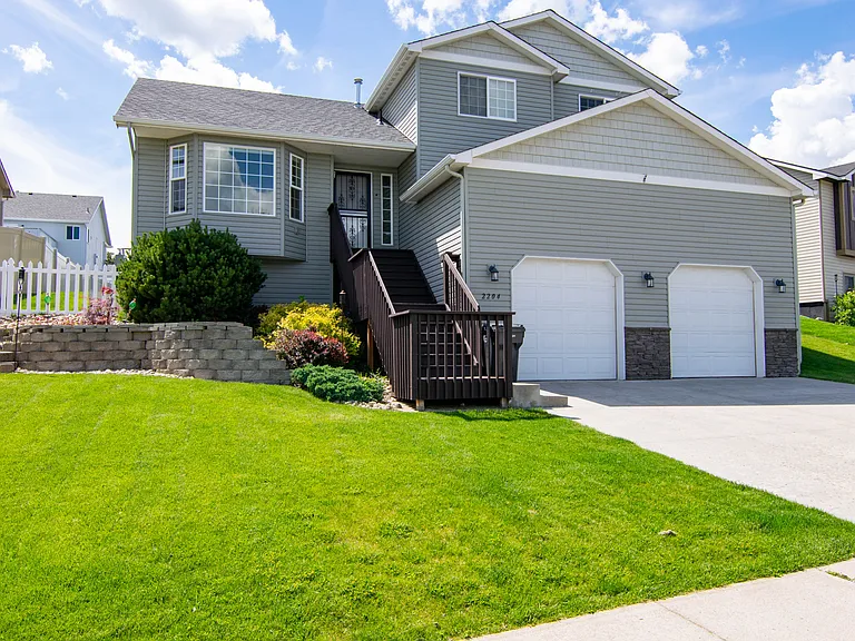 2204 Sunrise Dr — Photo 1