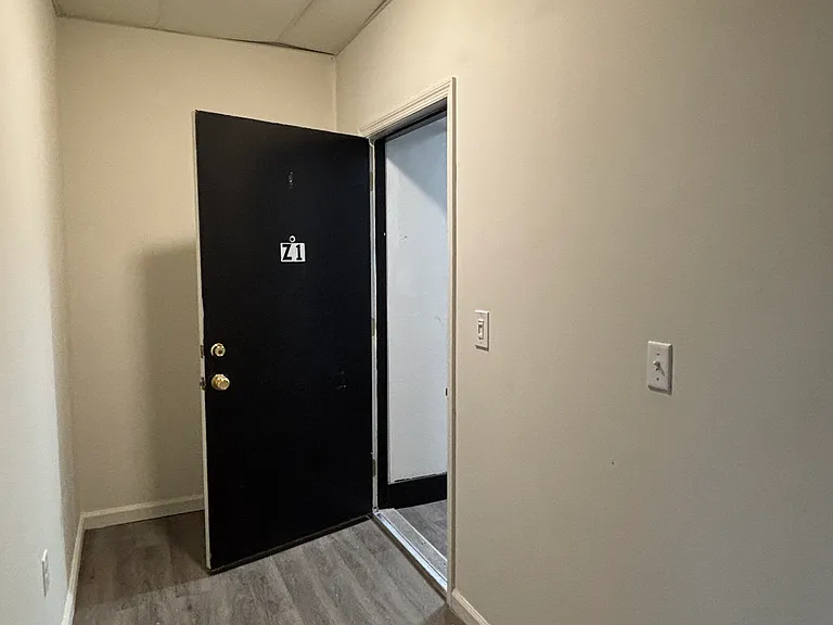 Grammery Court Apartments — Photo 11