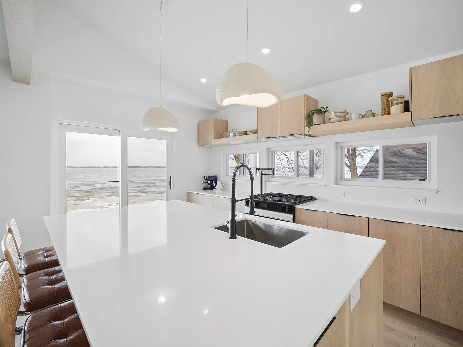 2719 S Lakeview Dr — Photo 4
