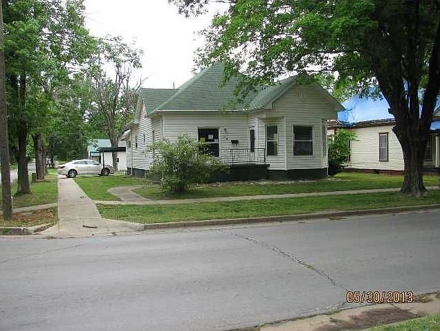 1st image of 320 E Jefferson St
