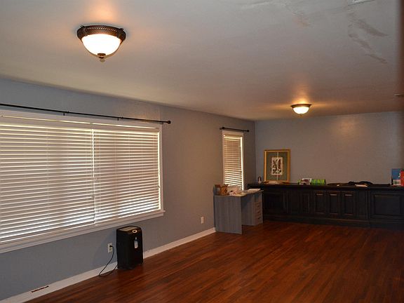 3rd image of 304 Wildwood Ln