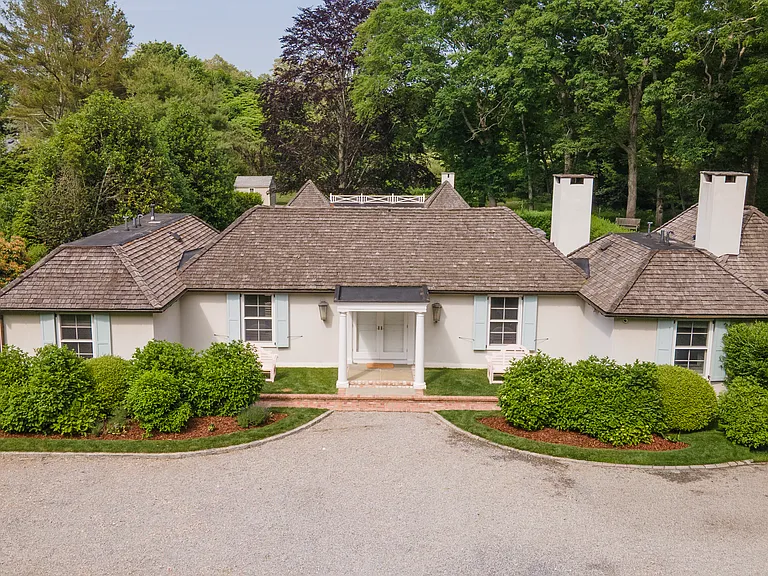 234 Tuckahoe Ln — Photo 1