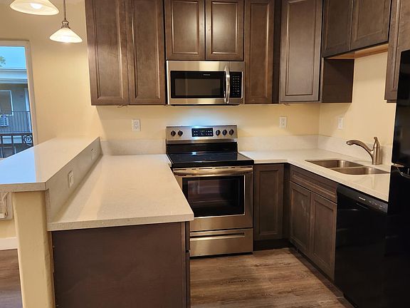 2nd image of 800 N Mollison Ave