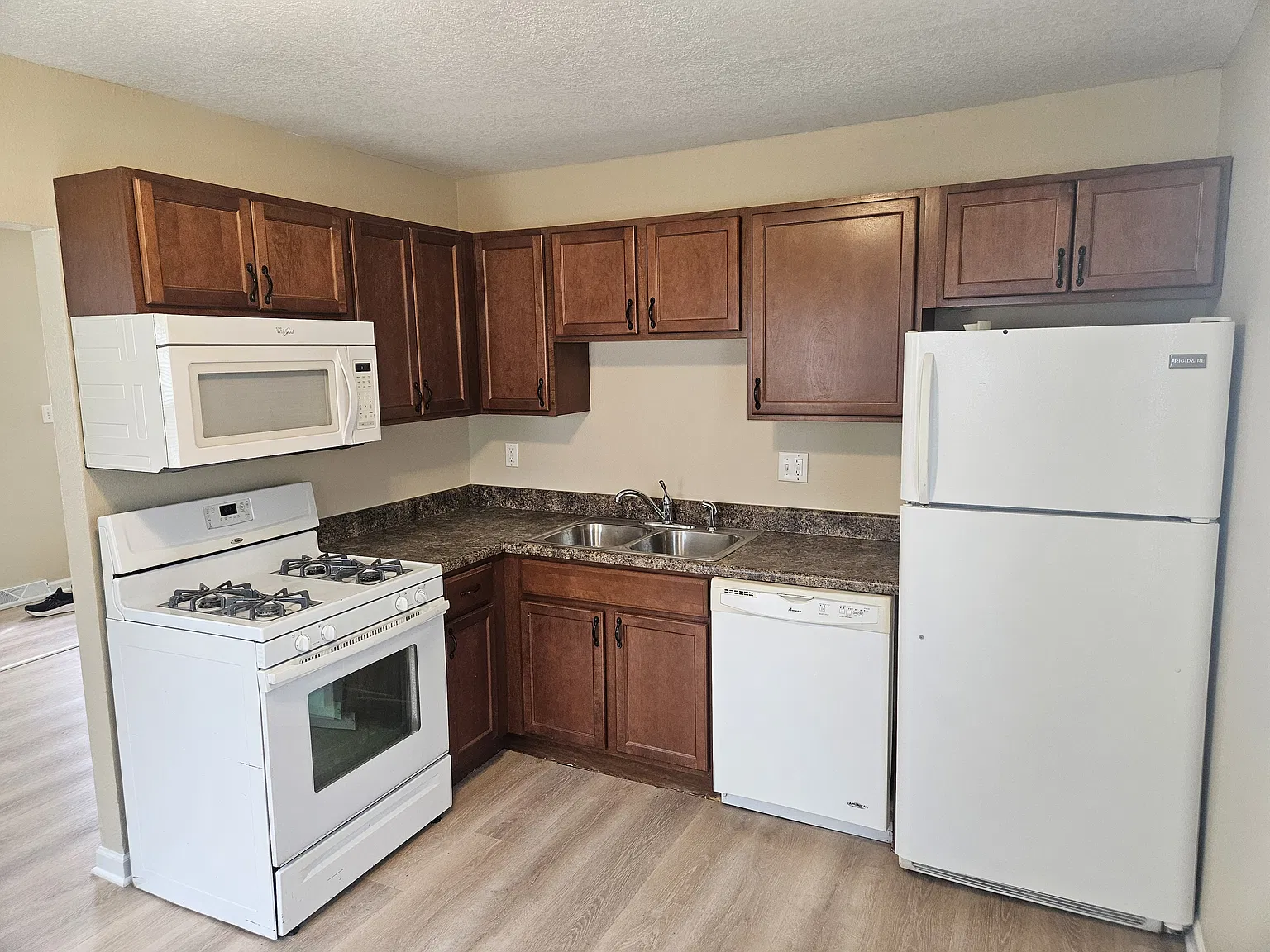 2 bed, 660 sqft, $1,200 — Photo 3