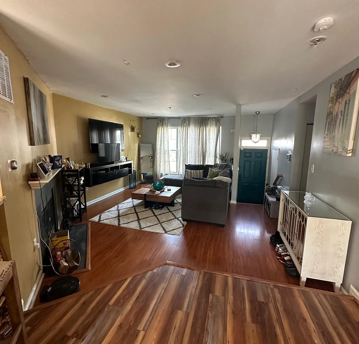 3 bed, 1300 sqft, $3,300 — Photo 4