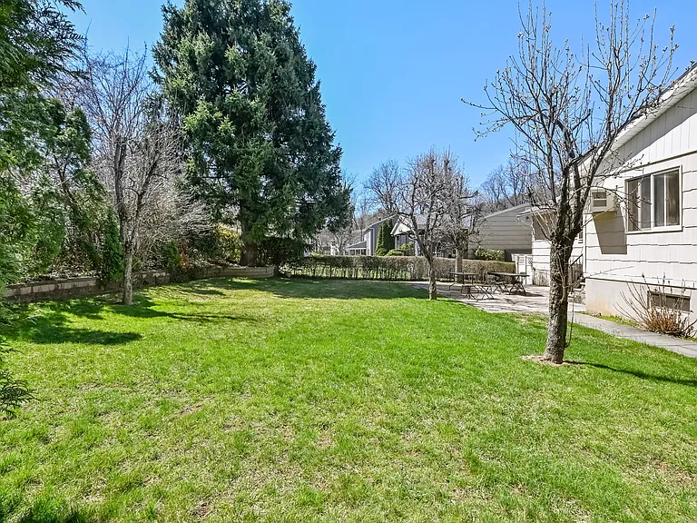 568 Manville Rd #UL — Photo 22