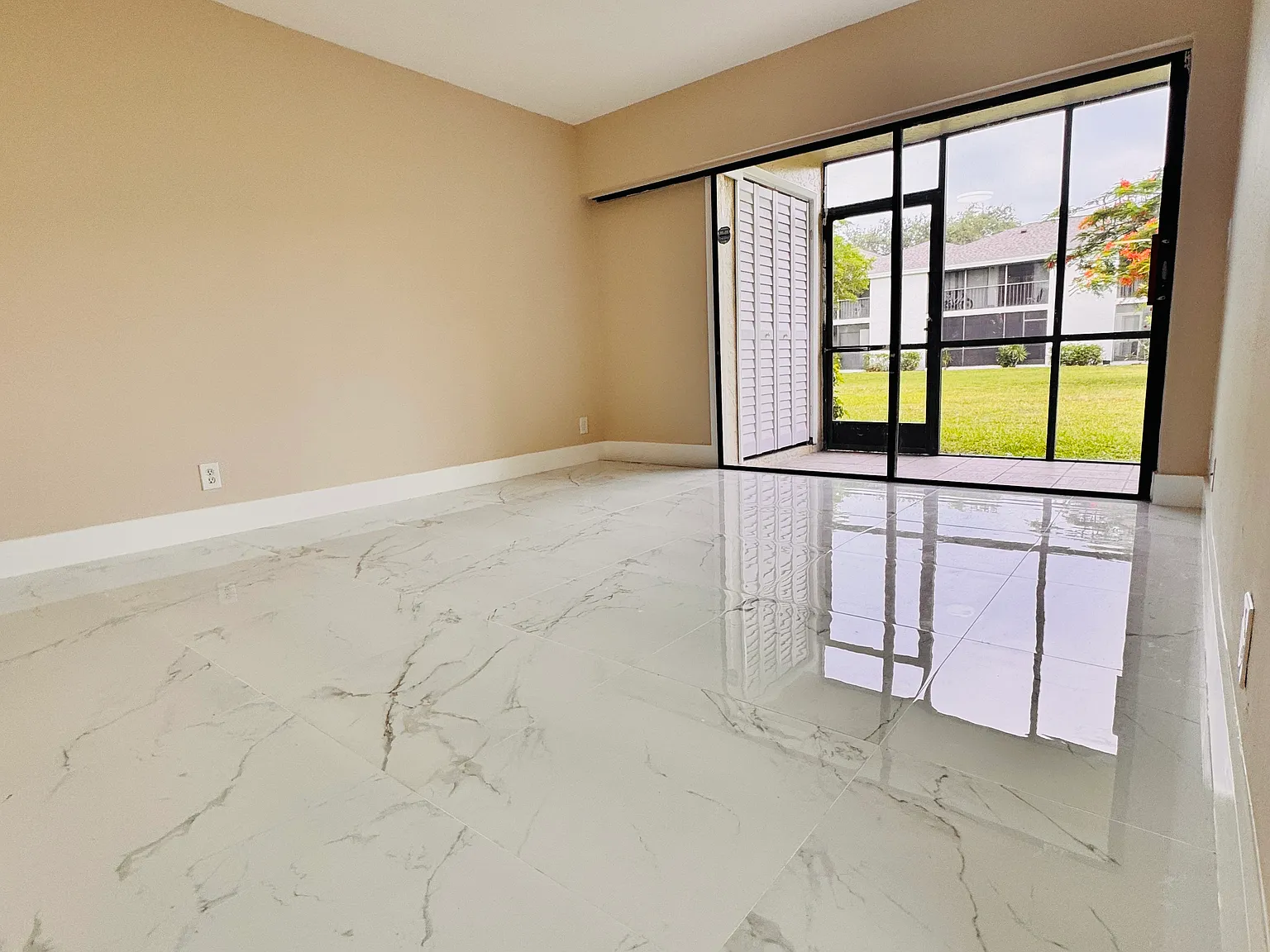 3 bed, 978 sqft, $3,500 — Photo 4