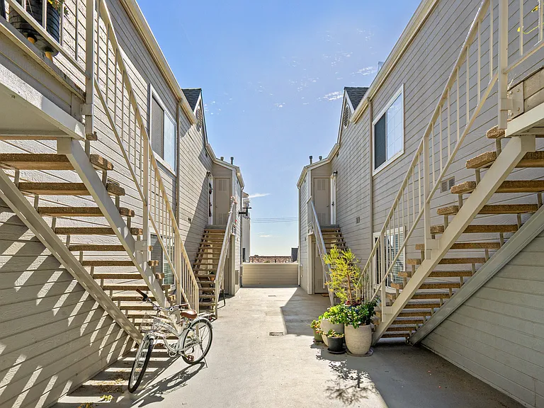 Summer House Apartments — Photo 6