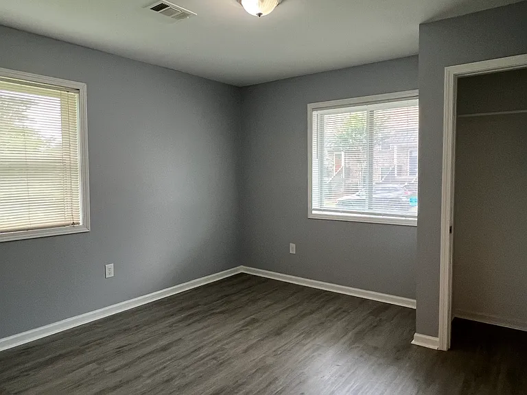 305 W Oak St #B — Photo 18
