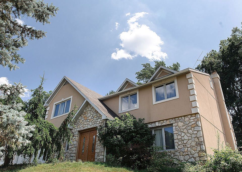 1st image of 611 Sweetwater Dr