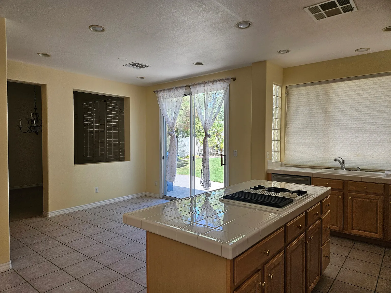 3 bed, 2.5 bath, 2100 sqft, $2,400 — Photo 4