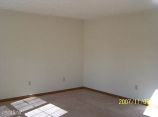 824 Woodsedge Dr, Maryville, IL