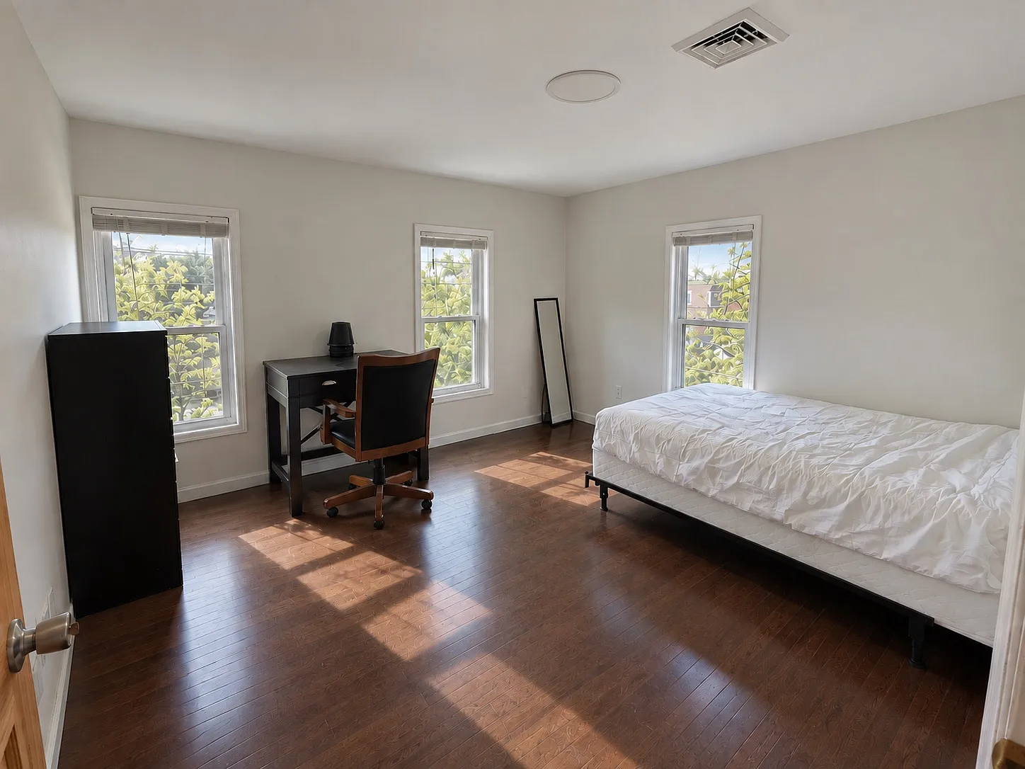 10 bed, 3150 sqft, $7,000 — Photo 4