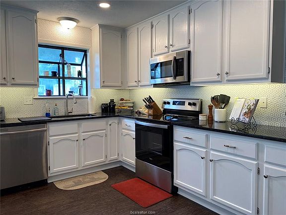 3rd image of 4409 Kingsdale Dr