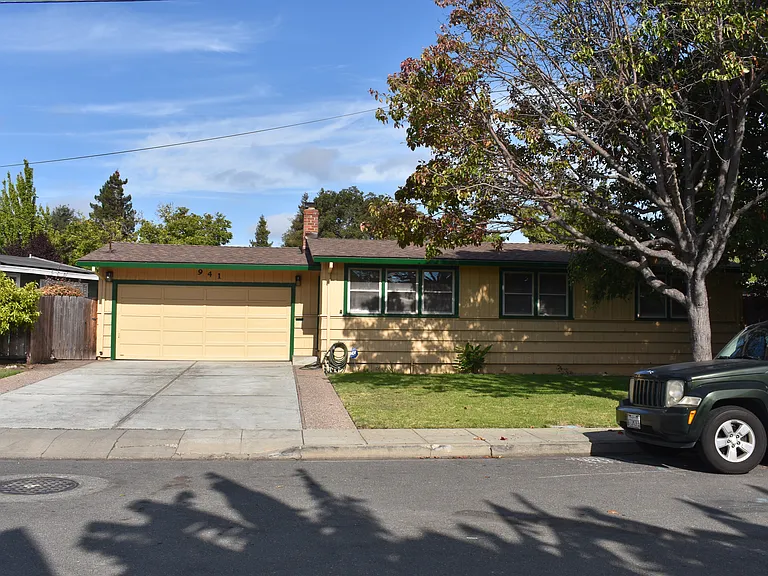 941 Laurel Ave — Photo 1