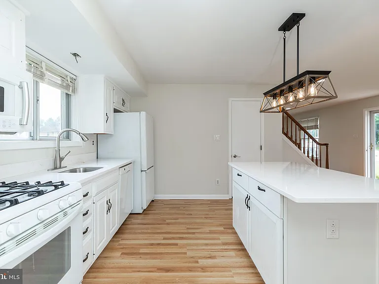 410 Woodlawn Ave — Photo 12