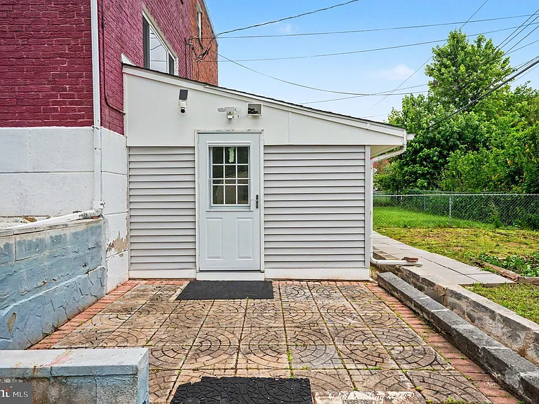 653 Franklin St — Photo 35