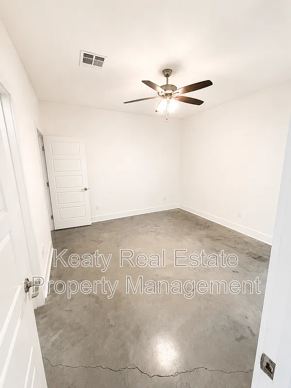 2 bed, 2.5 bath, 1300 sqft, $1,899 — Photo 2