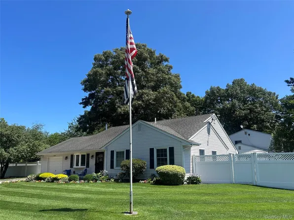 19 Sandpiper Lane, Coram, NY 11727