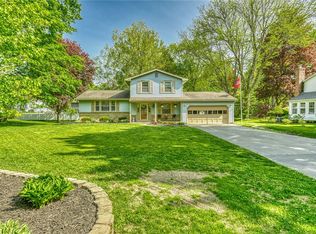 14 Glendower Cir, Pittsford, NY 14534