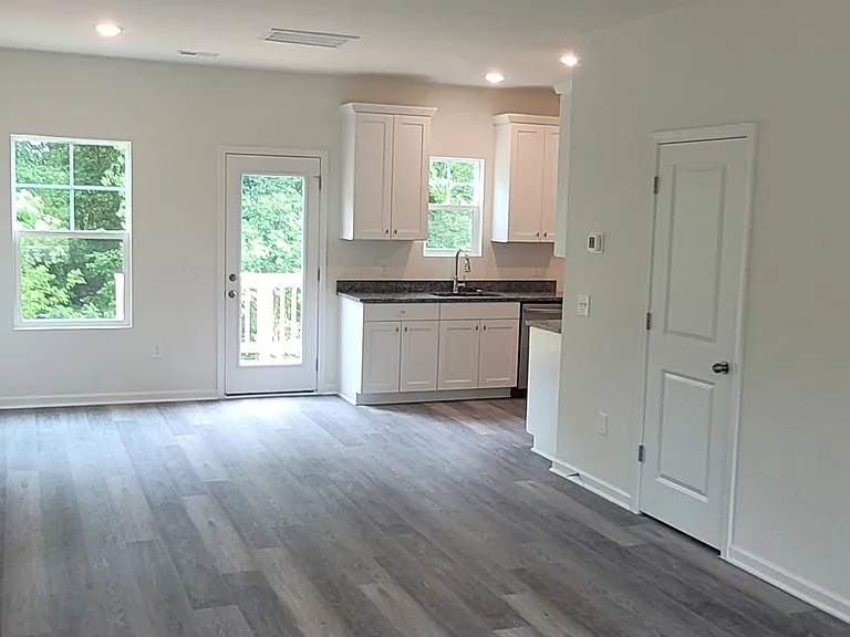 133 Slate Dr — Photo 2