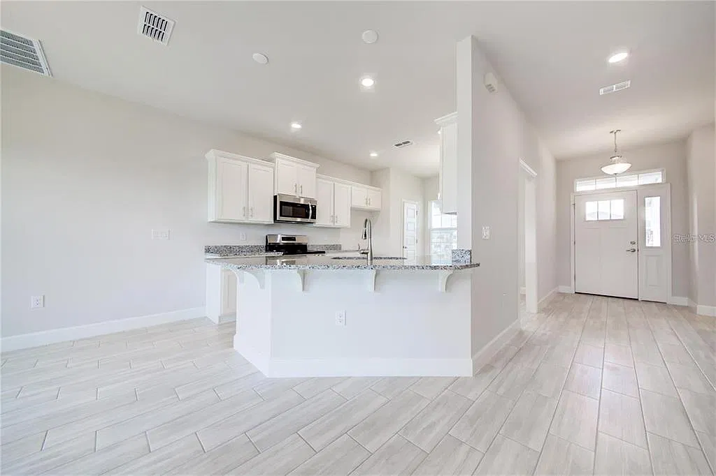 5 bed, 3.5 bath, 2705 sqft, $3,150 — Photo 2