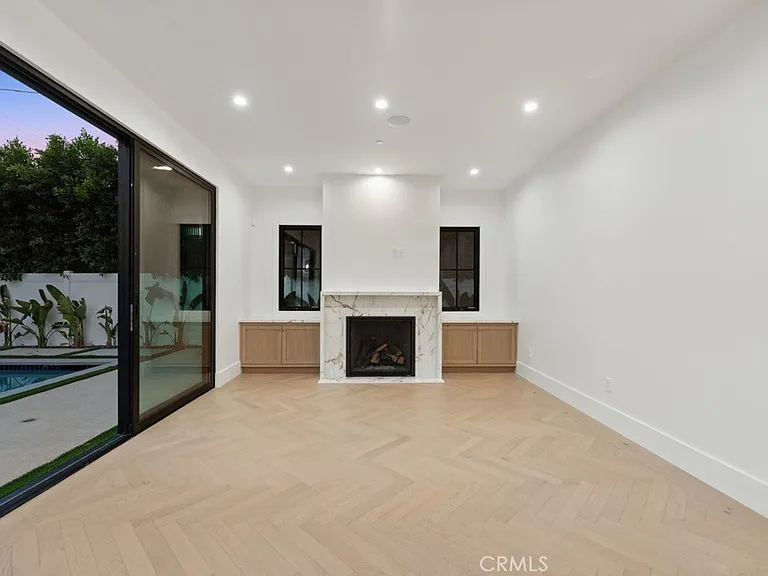 4539 Longridge Ave — Photo 6