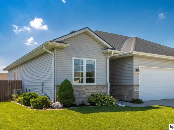 725 Larkspur Dr, Hickman, NE 68372