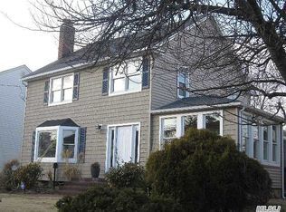 48 Centre St, Woodmere, NY 11598