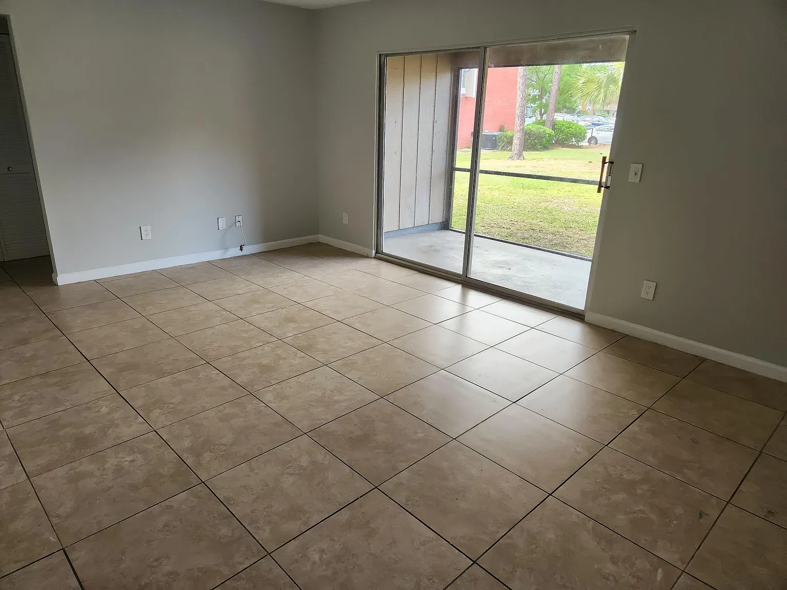 8880 Old Kings Rd S — Photo 4