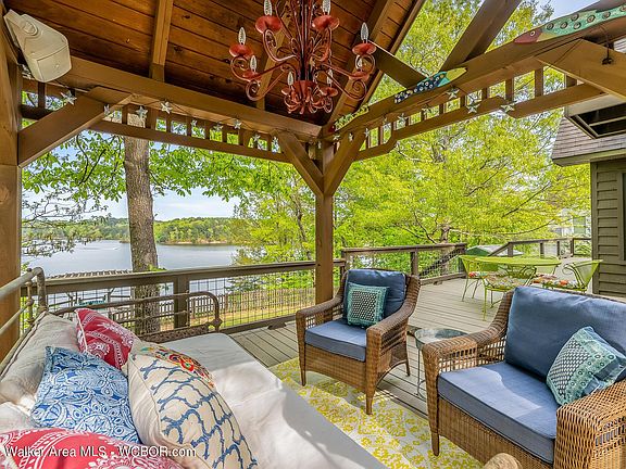 Image 5: Covered Patio