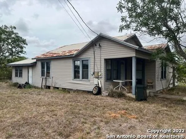 310 Creek Ln, Poth, TX 78147