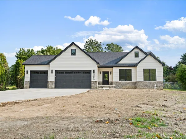 9355 Highland Dr, Grosse Ile, MI 48138
