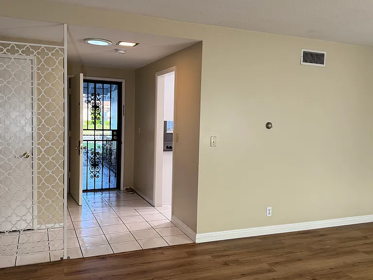 17040 Ridge Park Dr — Photo 2