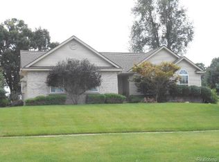 720 Vincent St, Pinckney, MI 48169