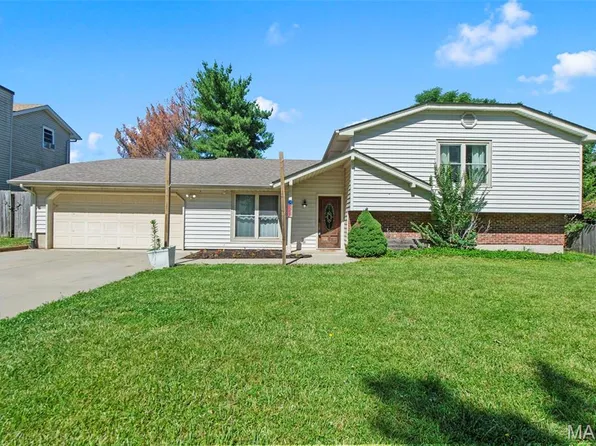 4 Red Oaks Dr, Saint Peters, MO 63376