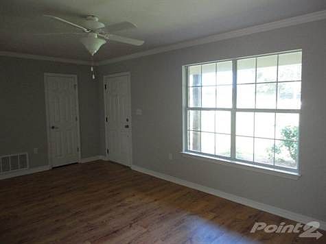 Living Room/Entrance