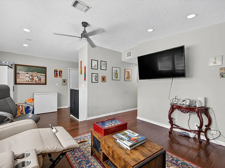 300 SW 25th Ave — Photo 11