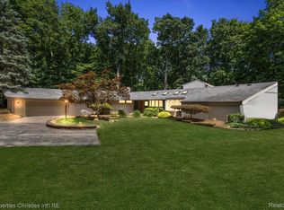 34448 Quaker Valley Rd, Farmington Hills, MI 48331