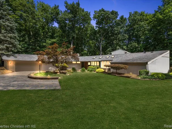 34448 Quaker Valley Rd, Farmington Hills, MI 48331