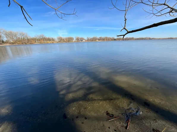 10 Cottonwood Lake Dr, Windom, MN 56101