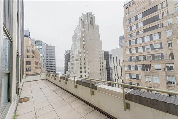 Sold by R New York | media 26