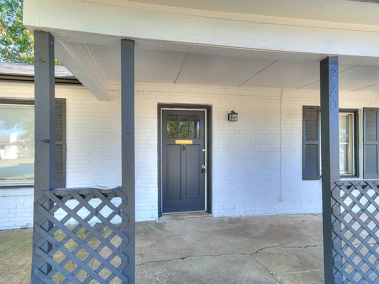 220 E Jacobs Dr — Photo 2