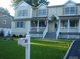 33 Timber Ridge Dr, Holtsville, NY 11742