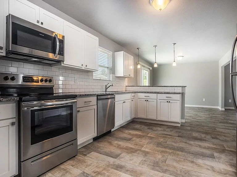 5643 Claremount St — Photo 2