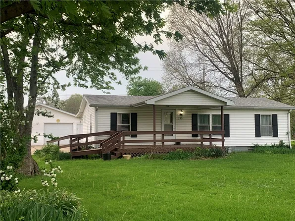 725 S Front St, Ramsey, IL 62080