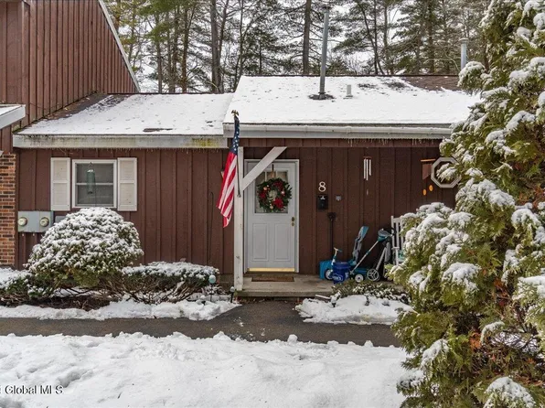 8 Queens Way, Queensbury, NY 12804