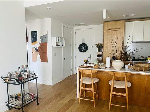 4th image of 2218 Jackson Ave #818
