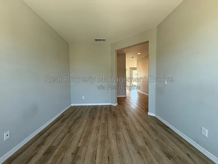 5618 N 87th Dr — Photo 15