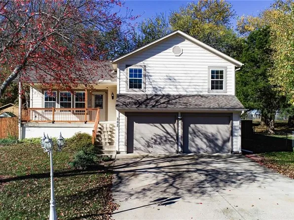 302 Park Ln, Lone Jack, MO 64070